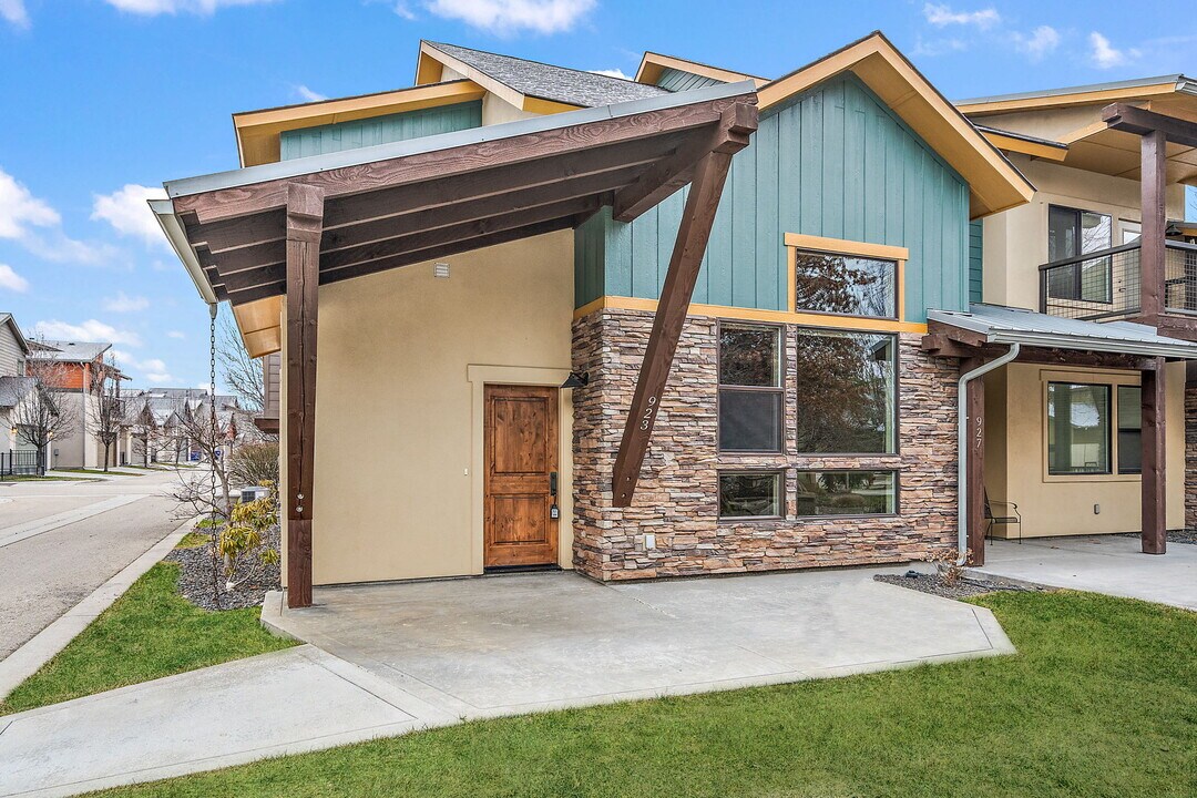 923 S Lone Willow Ave in Eagle, ID - Building Photo