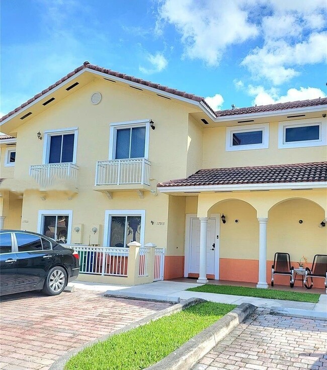 17915 NW 74th Path in Hialeah, FL - Foto de edificio - Building Photo