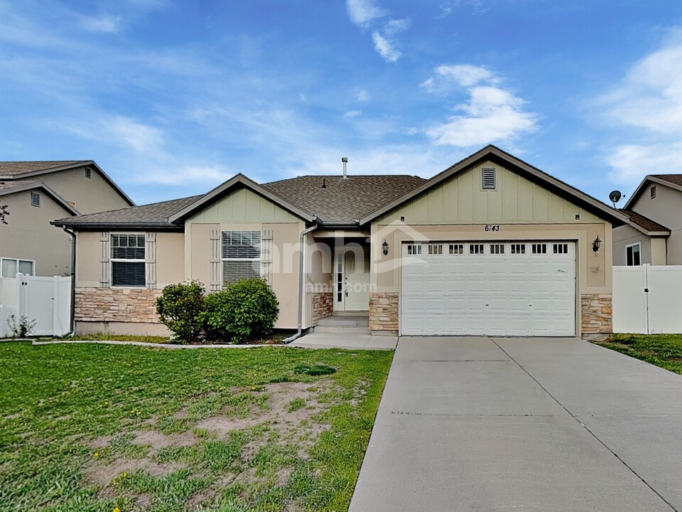6743 S Majestic Loop Rd in West Jordan, UT - Building Photo