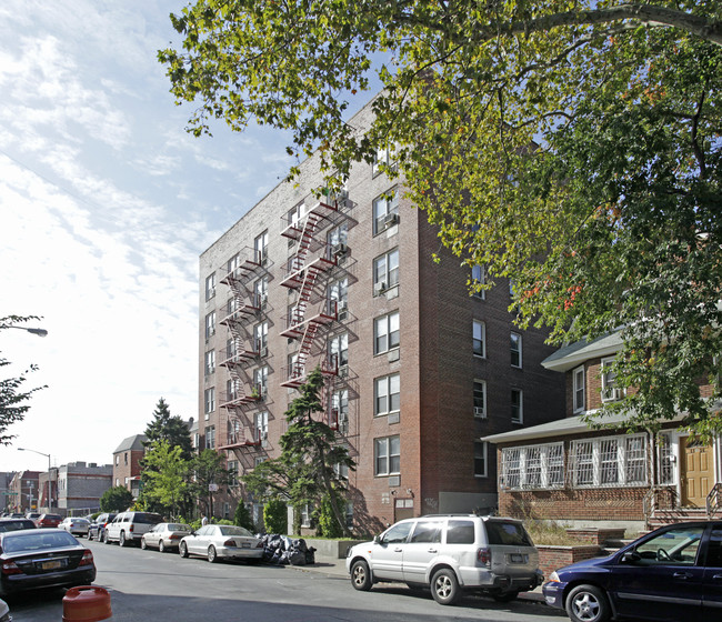 Executive Towers II in Elmhurst, NY - Foto de edificio - Building Photo