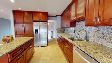 511 Freeman Ave in Brentwood, NY - Building Photo - Building Photo