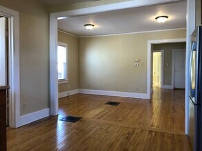 2456 S Delaware Ave, Unit UPPER in Milwaukee, WI - Foto de edificio - Building Photo