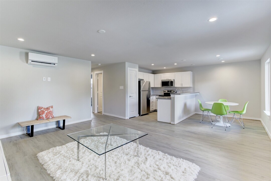 645 E 11th 1/2 St in Houston, TX - Building Photo