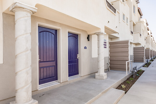 Presidio Townhomes in Anaheim, CA - Foto de edificio - Building Photo