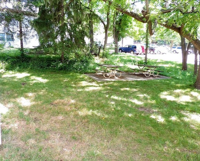 810 Benton Dr-Unit -APT 13 in Iowa City, IA - Building Photo - Building Photo