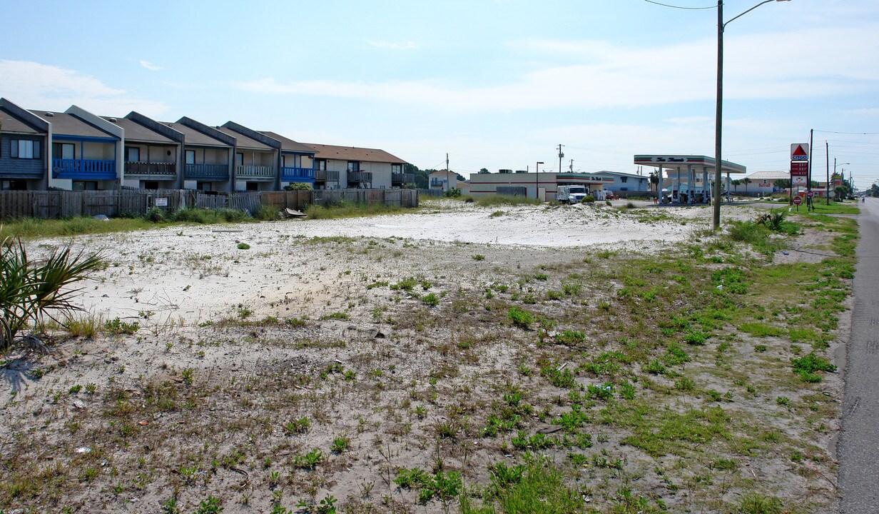 8010-8022 Thomas Dr in Panama City, FL - Building Photo