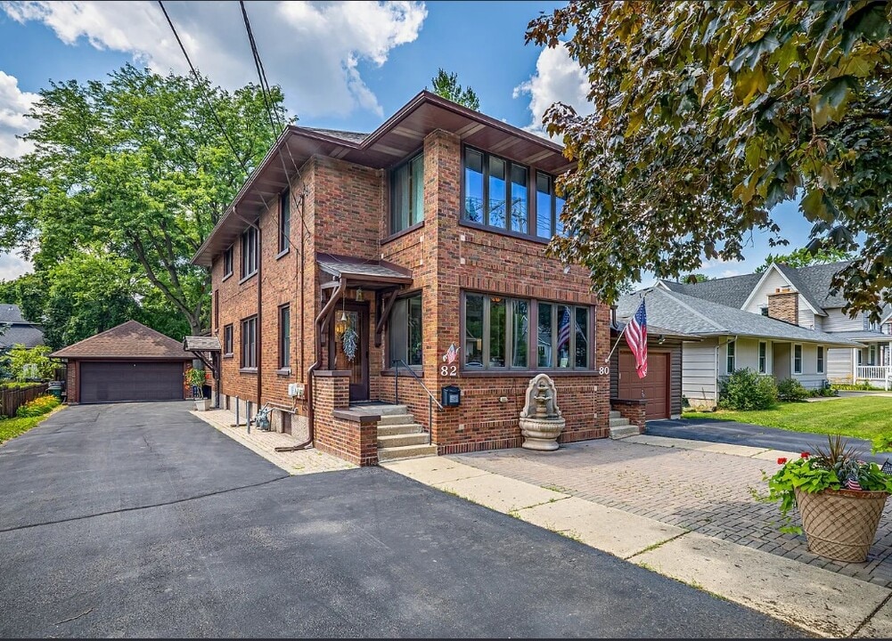 80 S Williams St in Crystal Lake, IL - Foto de edificio