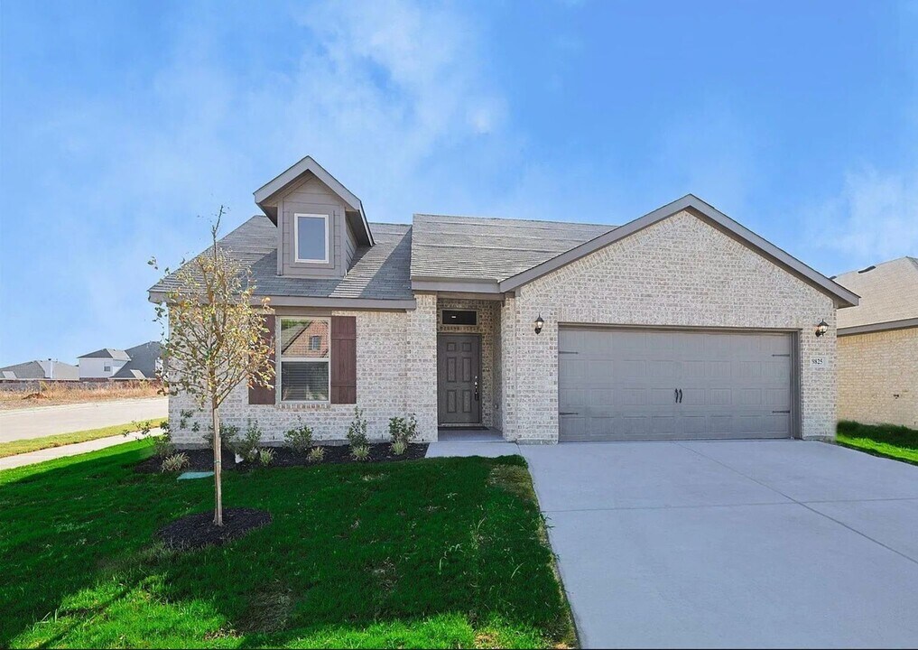 9825 Mescalbean Blvd in Crowley, TX - Building Photo