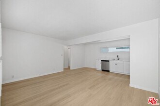 2621 S Centinela Ave in Santa Monica, CA - Building Photo - Building Photo