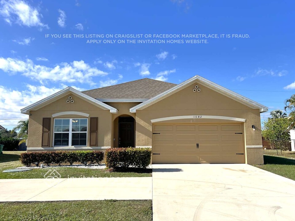 1682 SW Cameo Blvd in Port St. Lucie, FL - Building Photo