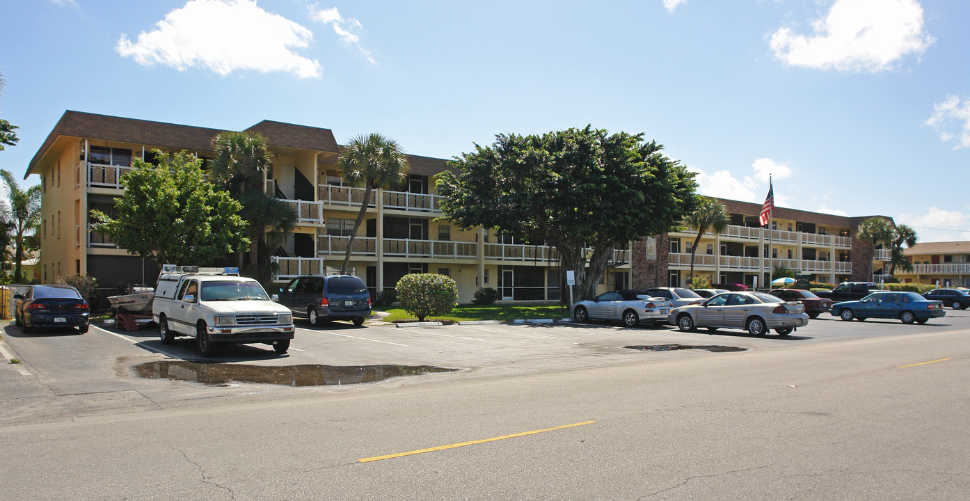 Deauville Plaza Apartments in Pompano Beach, FL - Building Photo