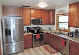 429 Crestview Ave in Iowa City, IA - Building Photo - Building Photo