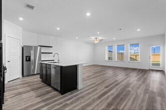 2911 Crown Gate Dr in Houston, TX - Building Photo - Building Photo