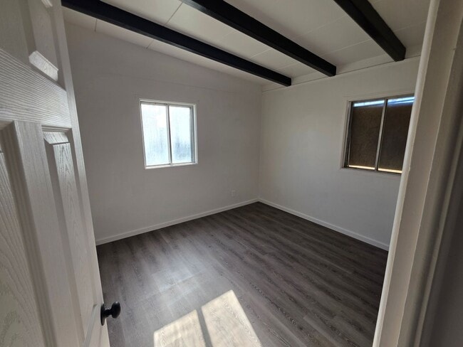 property at 912 E 5th St