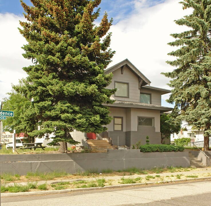1003 E Providence Ave in Spokane, WA - Foto de edificio