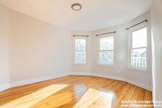 33 Edison Grn, Unit 3 in Boston, MA - Foto de edificio - Building Photo