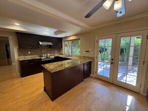 103 E Yale Loop in Irvine, CA - Foto de edificio - Building Photo