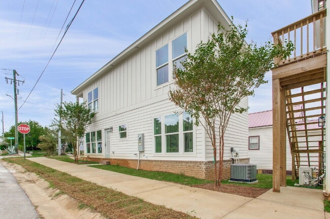 property at 923 W Belmont St