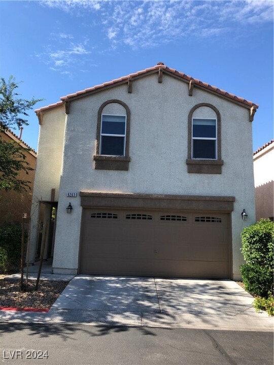 8263 Vanity Fair Ln in Las Vegas, NV - Foto de edificio