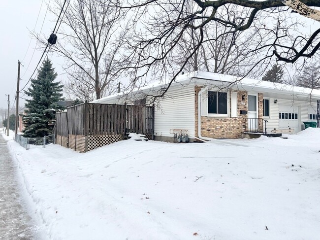 8701 W 35th St in St. Louis Park, MN - Foto de edificio - Building Photo