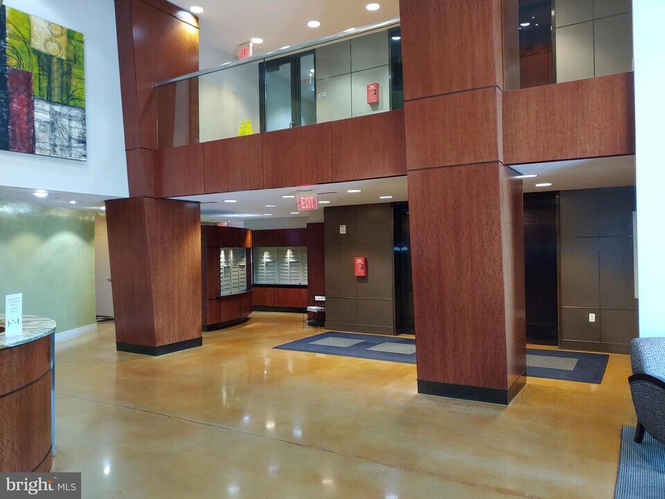 444 W Broad St-Unit -722 in Falls Church, VA - Foto de edificio
