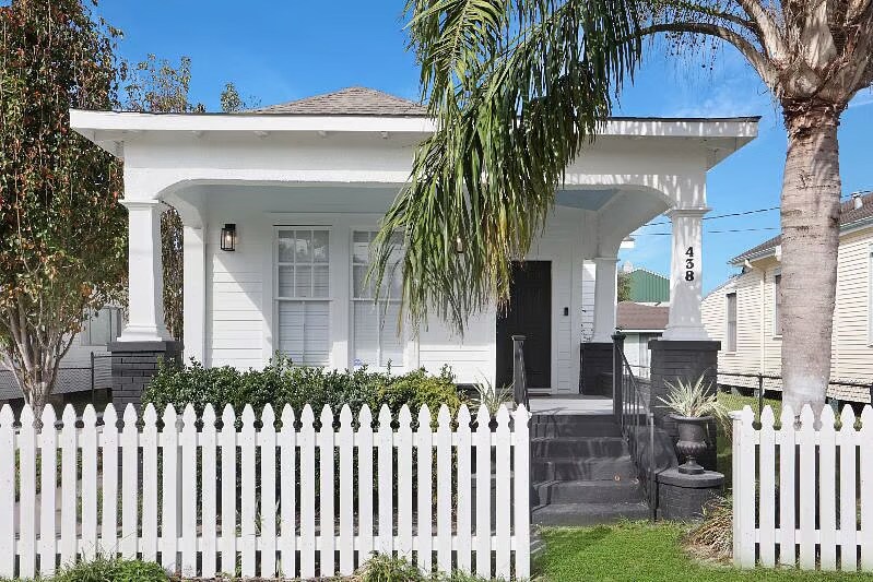438 Friscoville Ave in Arabi, LA - Foto de edificio