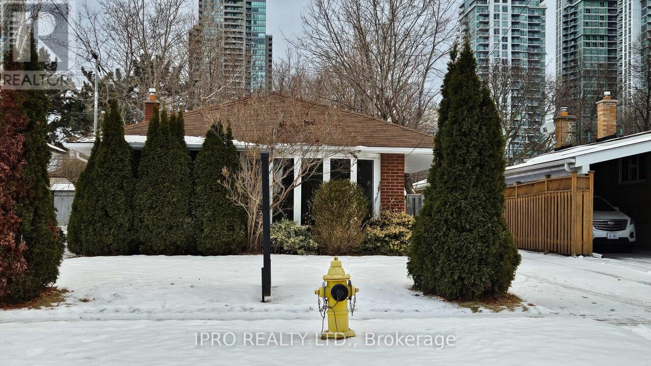 12 Aspendale Dr in Toronto, ON - Building Photo