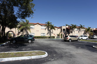 Windmill Lakes in Pembroke Pines, FL - Building Photo - Building Photo