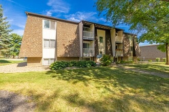 Alpine Village Apartments in Erie, PA - Foto de edificio - Building Photo