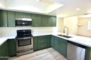 2020 W Union Hills Dr in Phoenix, AZ - Building Photo