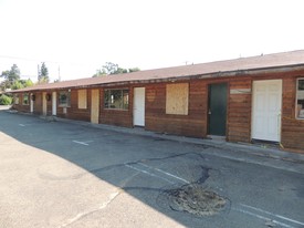 Cedar Cove Lodge in Lakeport, CA - Foto de edificio - Building Photo