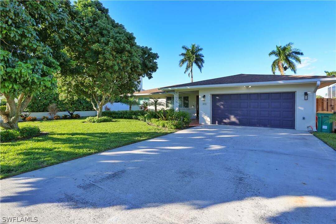 373 Egret Ave in Naples, FL - Foto de edificio