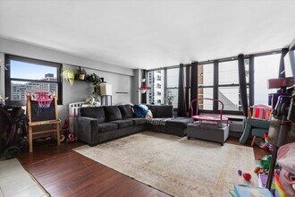 6030 N Sheridan Rd, Unit 2112 in Chicago, IL - Building Photo - Building Photo