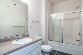 Tuckaway at Briarwood in Lawrence, KS - Foto de edificio - Interior Photo