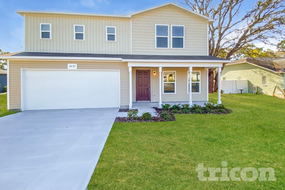 2425 Lake Forest Ave in Spring Hill, FL - Building Photo