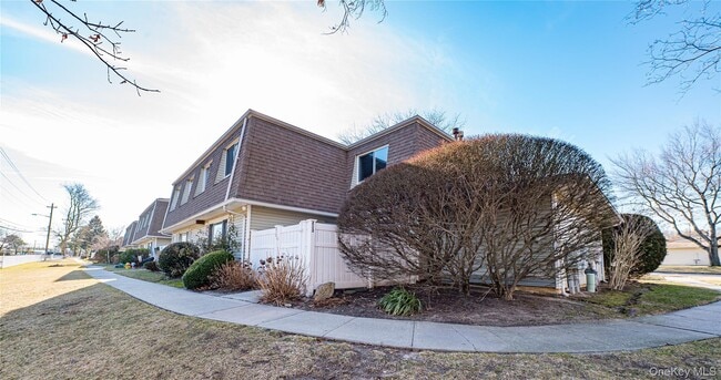 213 Storm Dr in Holtsville, NY - Building Photo - Building Photo