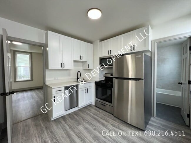 123 N West St in Wheaton, IL - Building Photo - Building Photo