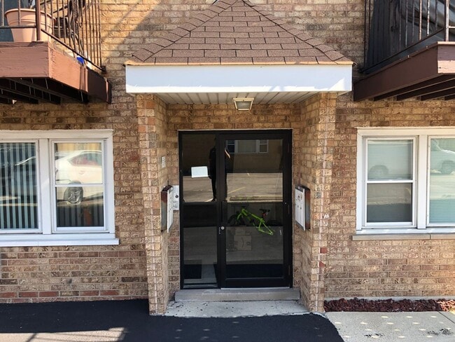 9852 Lawrence Ct in Schiller Park, IL - Building Photo - Building Photo