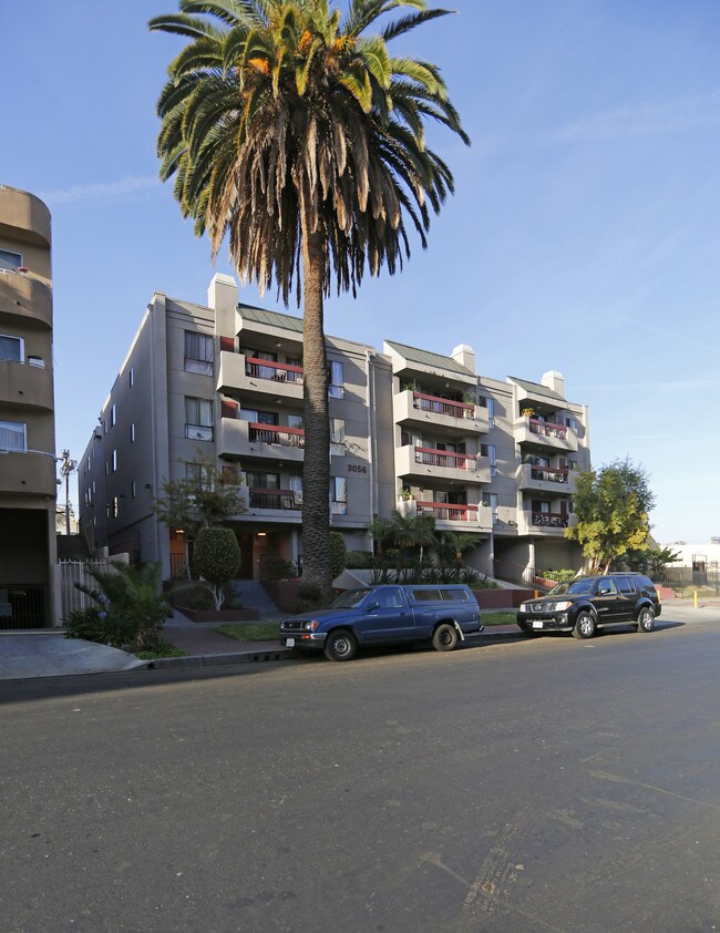 Leeward Place Apartments in Los Angeles, CA - Foto de edificio - Building Photo
