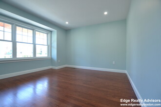 183 Jackson Rd, Unit 1 in Newton, MA - Foto de edificio - Building Photo