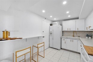 6039 Collins Ave, Unit 934 in Miami Beach, FL - Building Photo - Building Photo