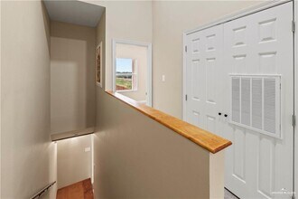 8 Karen Dr in Alton, TX - Foto de edificio - Building Photo