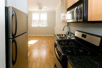 551 W Surf St in Chicago, IL - Building Photo - Building Photo