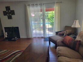 5122 Lindley Ave in Los Angeles, CA - Building Photo