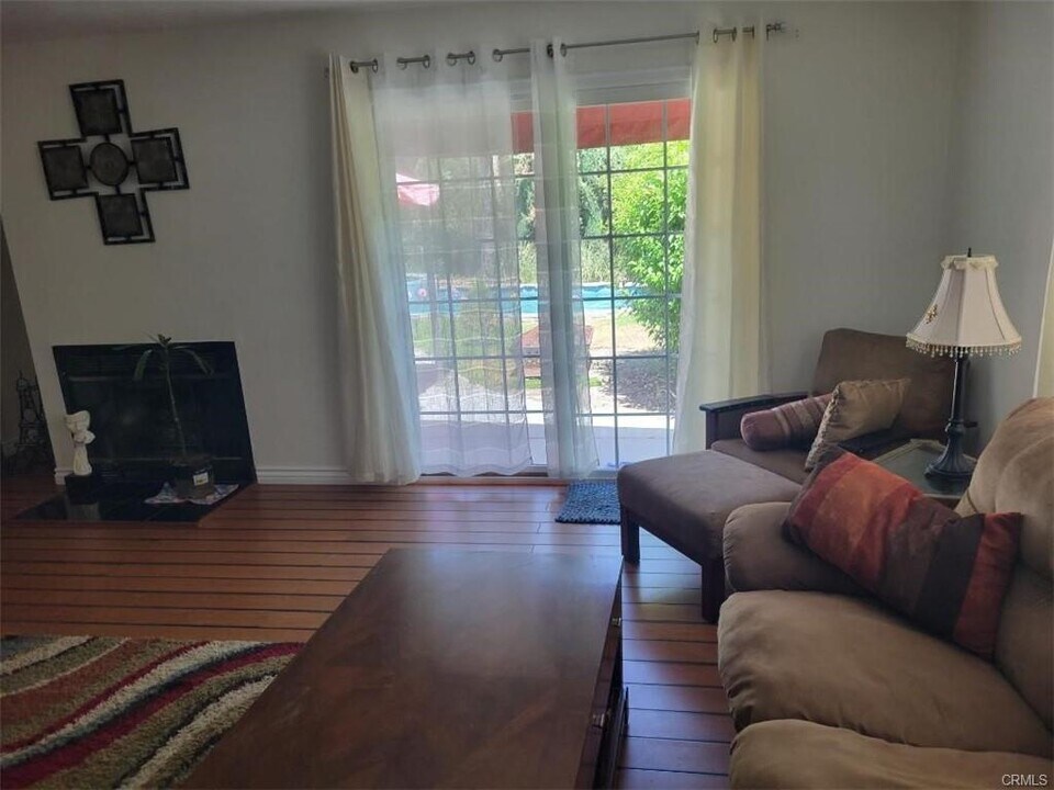 5122 Lindley Ave in Los Angeles, CA - Building Photo