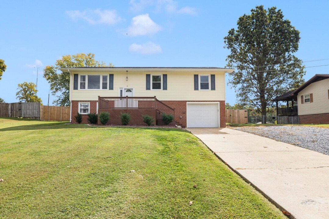 130 Greenmeadow Ln in Jonesborough, TN - Building Photo