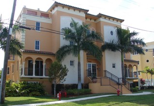 Hemingway Landings Condominiums in Fort Lauderdale, FL - Building Photo - Building Photo