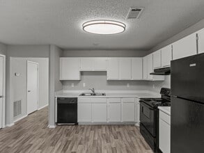 Wilshire Park Apartments in Huntsville, AL - Foto de edificio - Building Photo