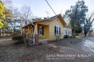 225 W Corbin St in Hillsborough, NC - Building Photo - Building Photo