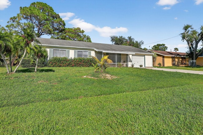 2231 SE Shelter Dr in Port St. Lucie, FL - Foto de edificio - Building Photo